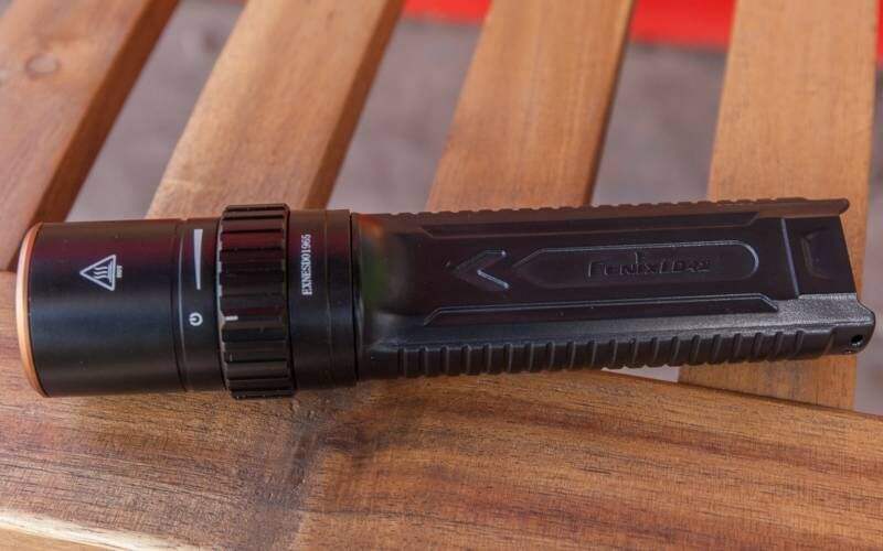 Яркий фонарь Fenix LD42 работает от четырёх батареек типоразмера АА